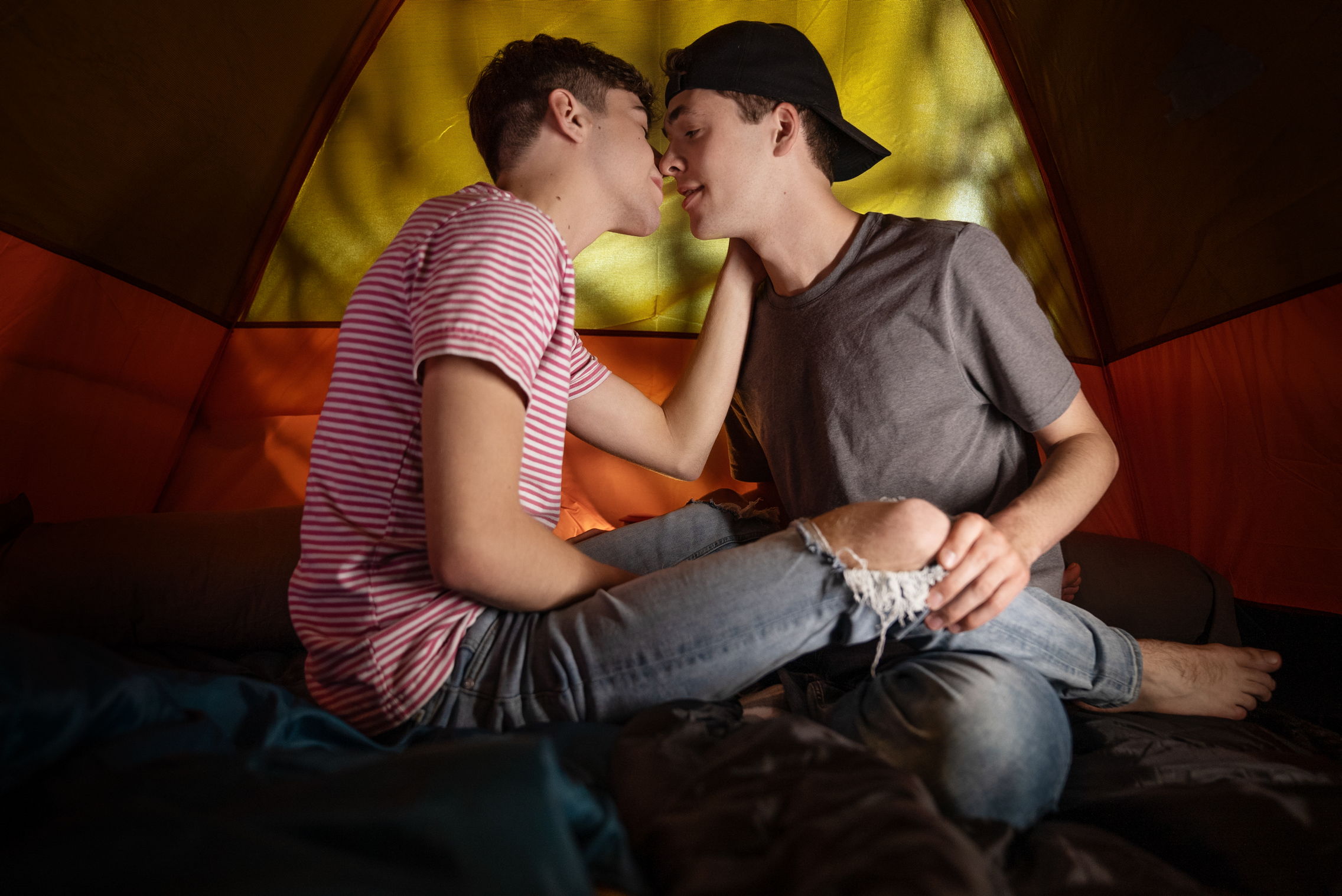 смотреть геев в палатке фото 16